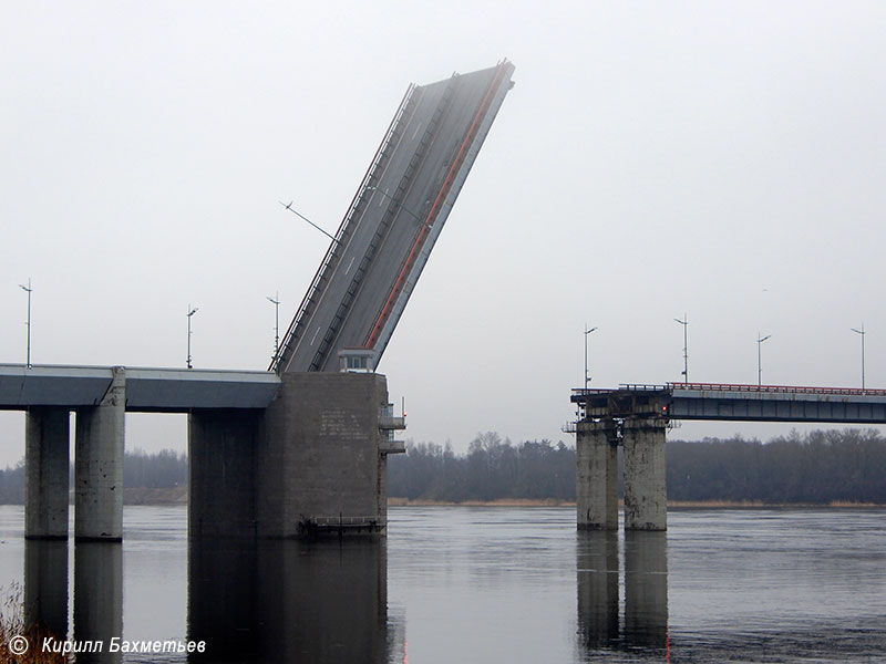 Ладожский мост во время разводки