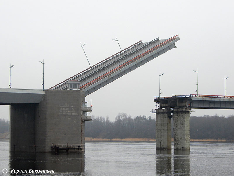 Ладожский мост во время разводки