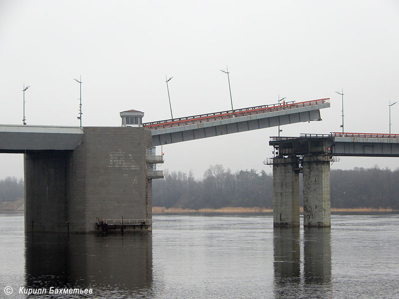 Ладожский мост во время разводки