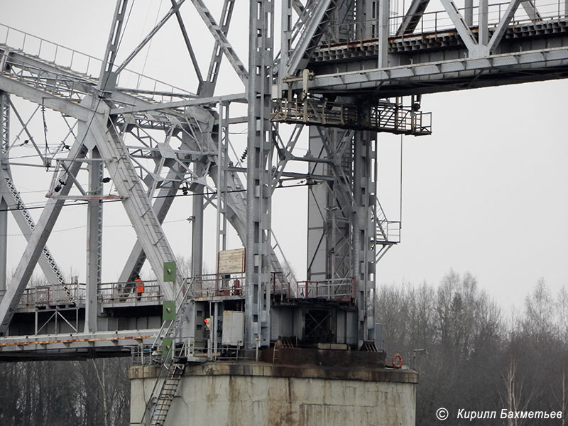 Разводной пролёт Кузьминского моста через Неву во время разводки