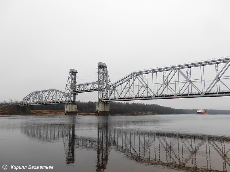 Кузьминский мост через Неву во время разводки