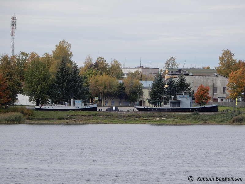 Тральщик "ТЩ-100" и буксир "Харьков", мемориал в честь "Дороги Жизни"