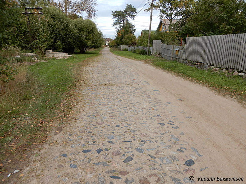 Дорога, мощёная булыжником