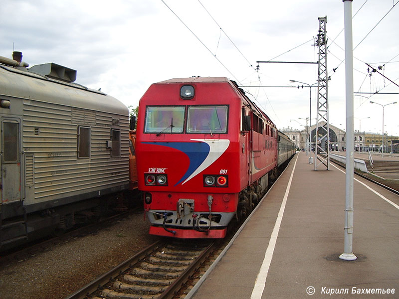 Тепловоз ТЭП70БС-001 с пригородным поездом Санкт-Петербург - Ивангород