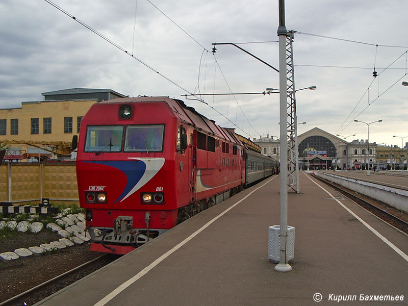 Тепловоз ТЭП70БС-001 с пригородным поездом Санкт-Петербург - Ивангород