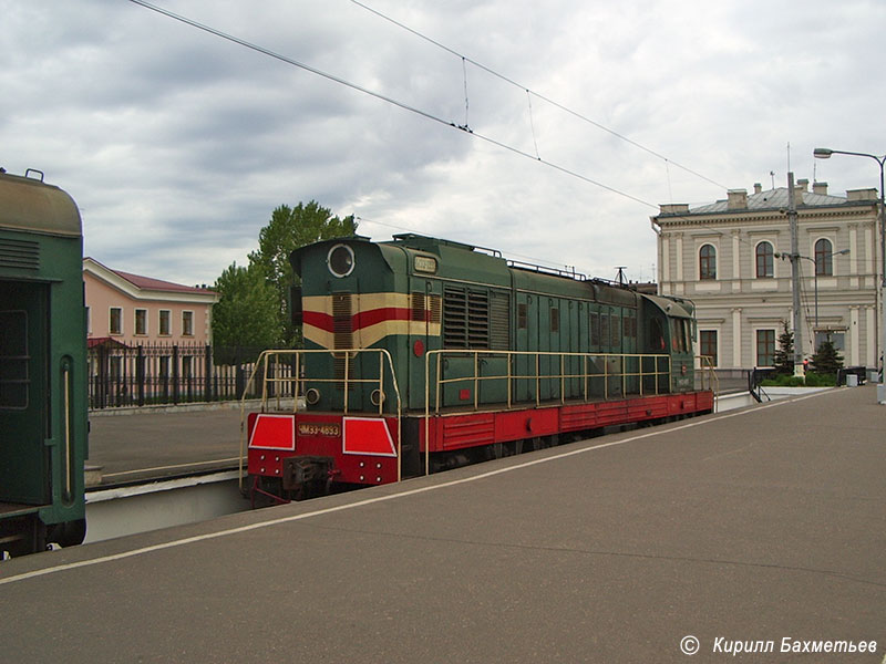 Тепловоз ЧМЭ3-4893 с пригородным поездом Санкт-Петербург – Ивангород