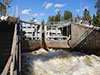 Нижние ворота шлюза на Тайпальском канале во время слива воды из камеры